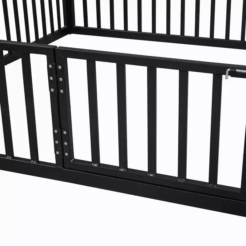 Letto a terra in metallo a forma di casetta bianco e nero con porta e ringhiere per bambini e ragazzi