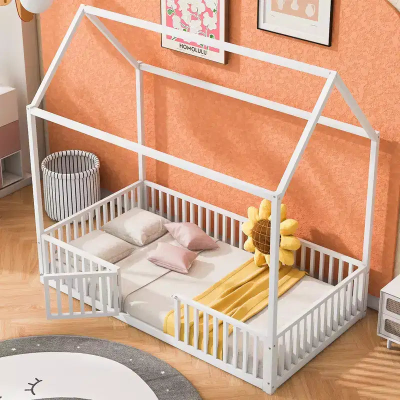 Letto a terra in metallo a forma di casetta bianco e nero con porta e ringhiere per bambini e ragazzi