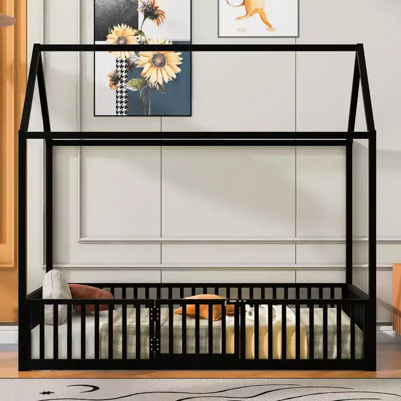 Letto a terra in metallo a forma di casetta bianco e nero con porta e ringhiere per bambini e ragazzi