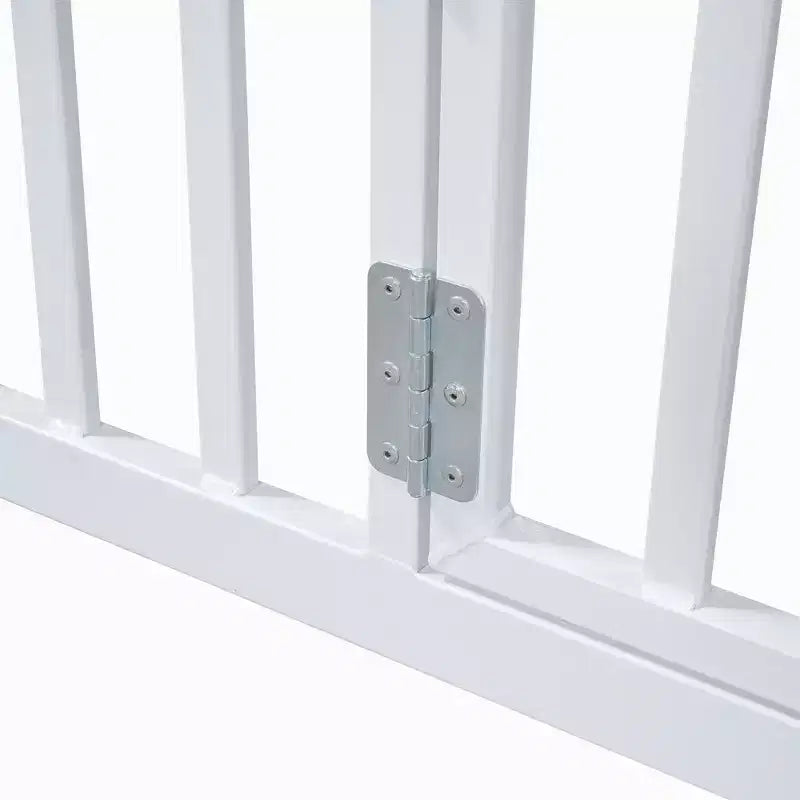 Letto a terra in metallo a forma di casetta bianco e nero con porta e ringhiere per bambini e ragazzi