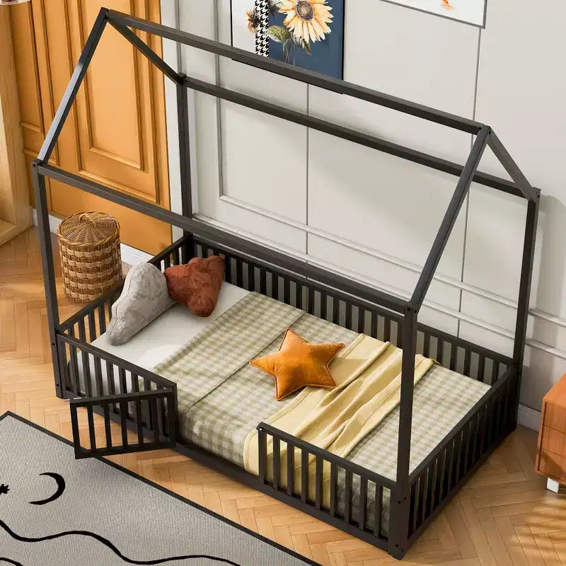 Letto a terra in metallo a forma di casetta bianco e nero con porta e ringhiere per bambini e ragazzi