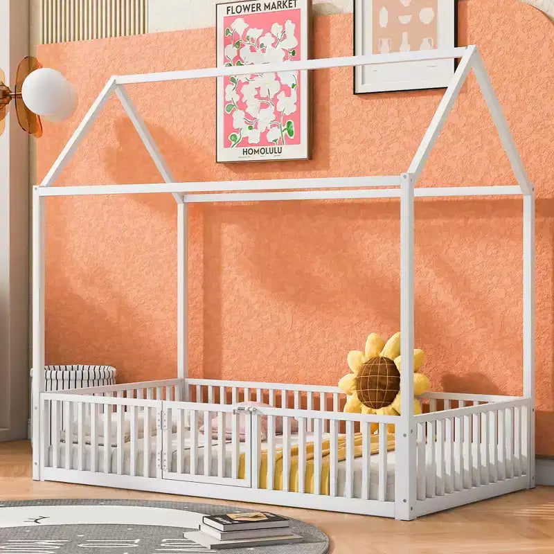 Letto a terra in metallo a forma di casetta bianco e nero con porta e ringhiere per bambini e ragazzi