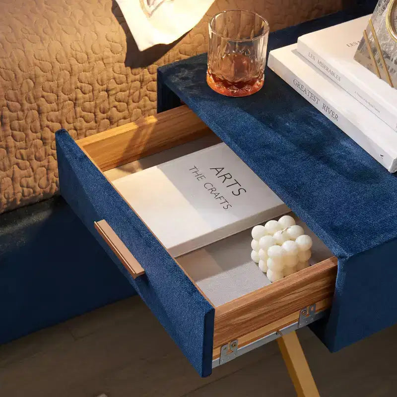 Struttura letto imbottita con testiera ad ali in velluto blu/rosso vino con luci LED e 2 comodini – Queen/King, 1 persona